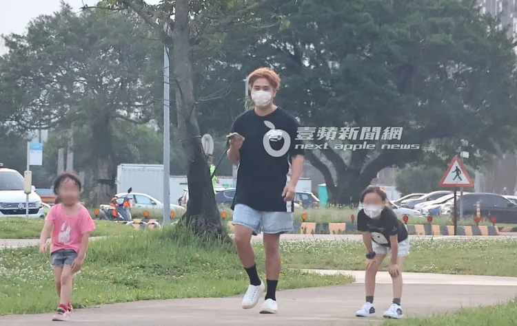 歐弟（中）走往車子，而女兒們則用跑的消耗一些體力。特勤中心攝