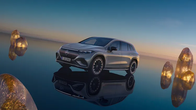 EQS 450 4MATIC SUV標準配置七人座寬敞空間，前、後軸雙馬達設計，四輪驅動系統皆為標配，預售價為608萬元起。原廠照片