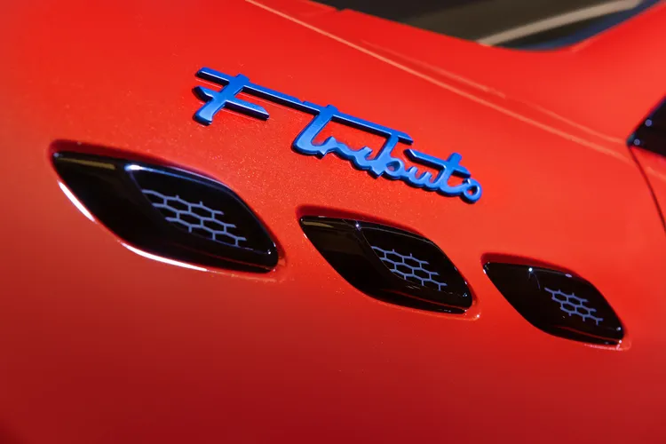 Maserati Levante Modena S【F Tributo Edition】前方葉子鈑散熱鰭孔上，以鈷藍色呈現F Tributo車型徽章。原廠照片