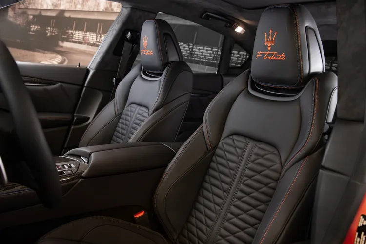 Maserati Levante Modena S【F Tributo Edition】專屬內裝套件，前排座椅配有F Tributo刺繡頭枕。原廠照片