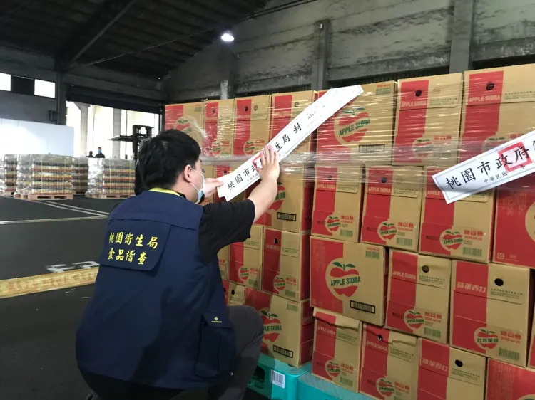 稽查人員現場封存。桃園市衛生局提供