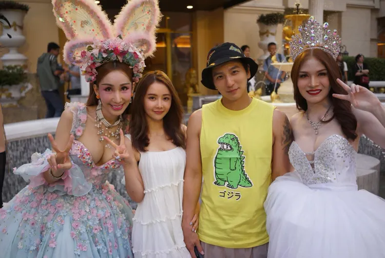 小煜夫婦跟第三性表演工作者合照。猿聲串動提供