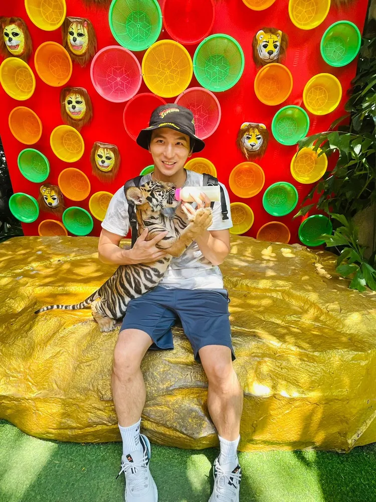 小煜在泰國也是「奶爸」，餵萌虎喝奶。猿聲串動提供