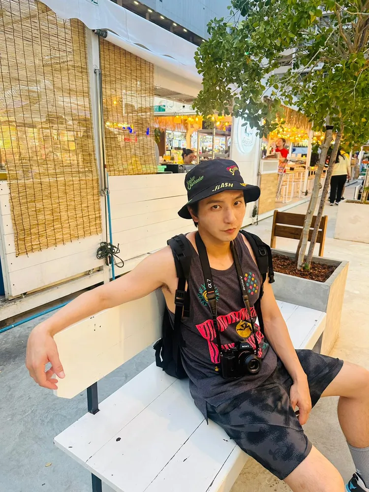 小煜難得偷閒，飛到泰國度假。猿聲串動提供