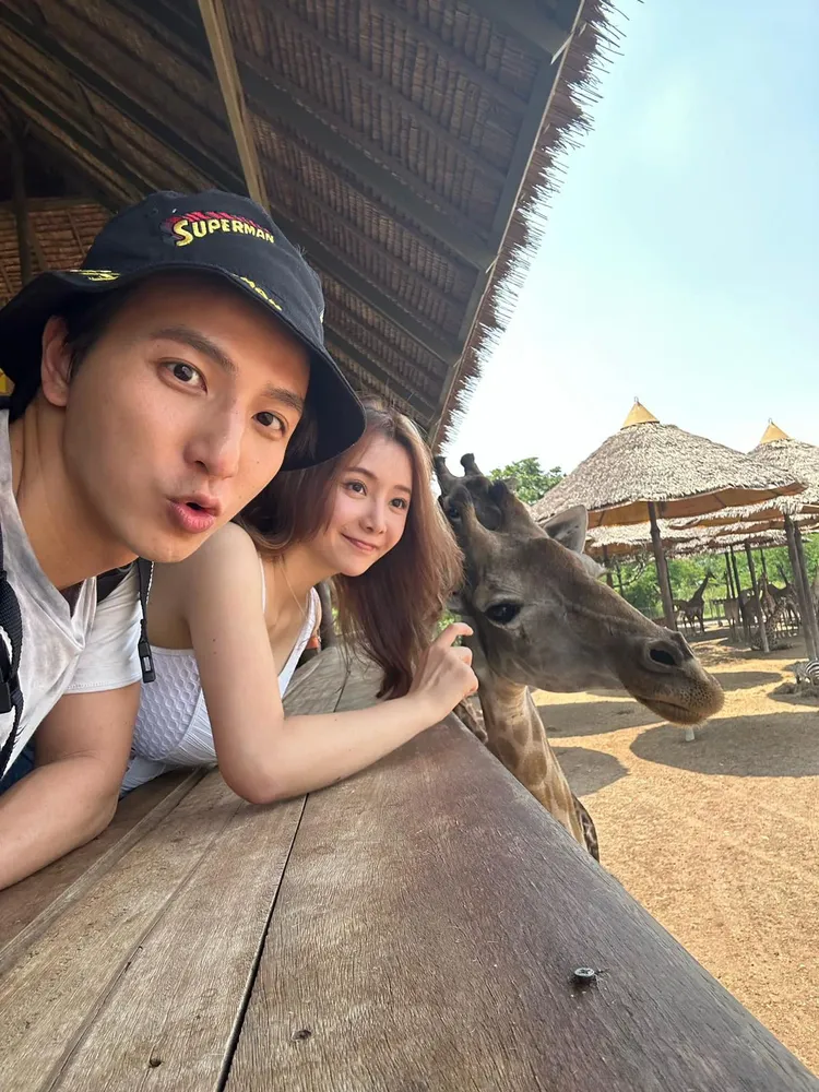 小煜跟老婆言兒暢遊泰國。猿聲串動提供