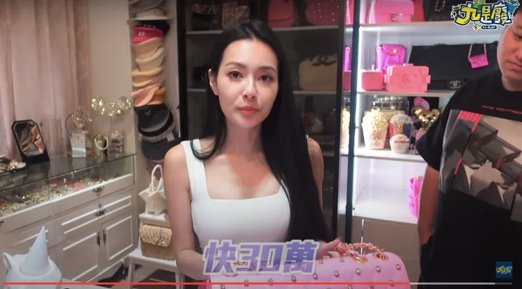 不過王思佳2020年在YouTube再提到這只貝嫂包時卻又改口稱是快30萬。翻攝九是廢YouTube