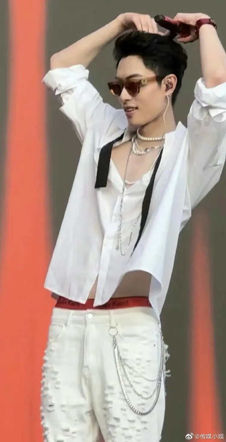 木子洋表演時露出的內褲褲頭，Calvin Klein（CK）英文字樣少了最後一個字母n，遭網民截圖瘋傳。翻攝自微博