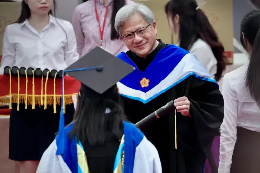 黃仁勳對台大畢業生演說 周玉蔻白話翻譯:說給總統級候選人聽的