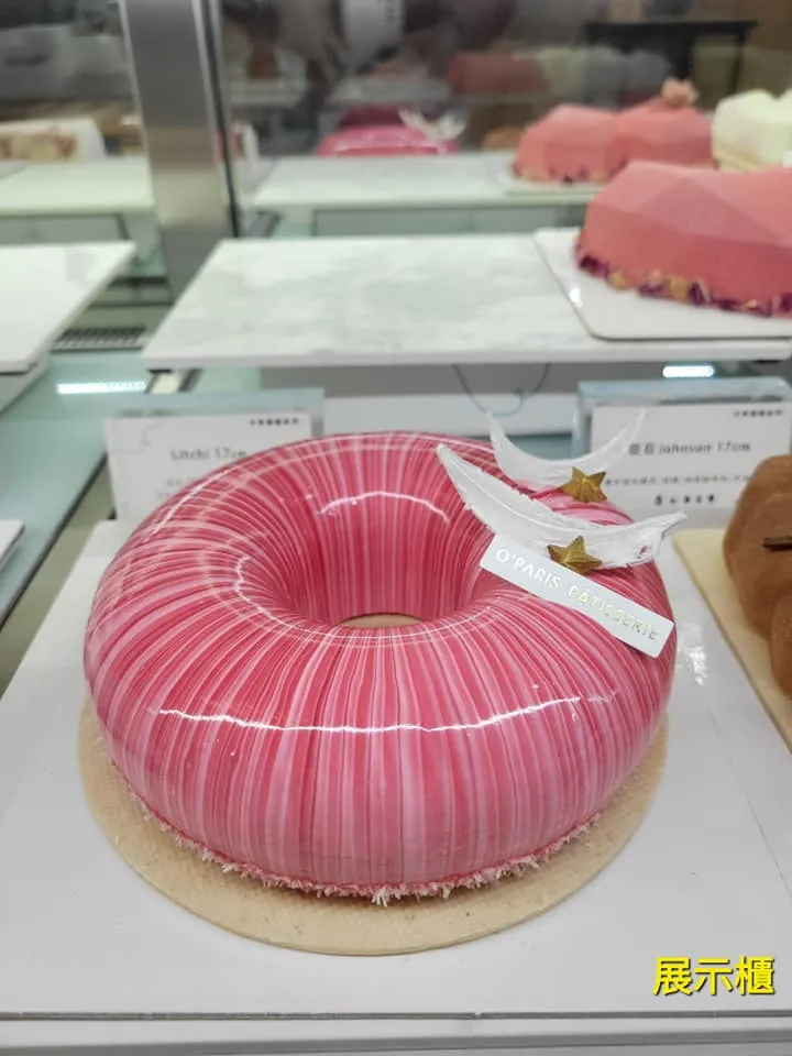 店內陳列的粉色蛋糕實品。翻攝自臉書「爆料公社」