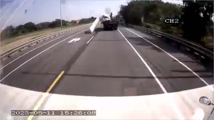 貨車飄出白色物體，疑未綁緊貨品。翻攝爆料公社