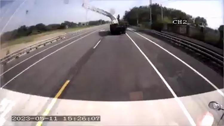 貨車飄出白色物體，疑未綁緊貨品。翻攝爆料公社