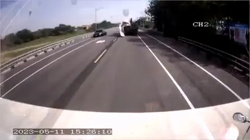 货车上滑出好大一条还乱甩　惊死人影片曝光！对向车辆差点就GG