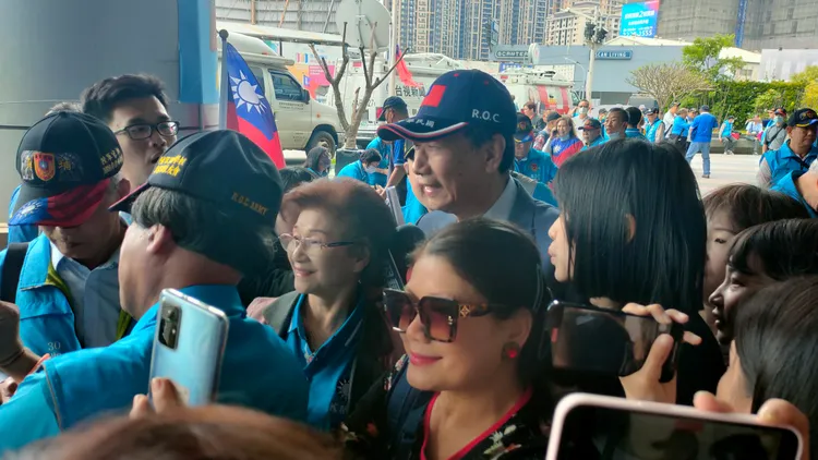郭台銘在支持者簇擁下來到會場。黃子騰攝