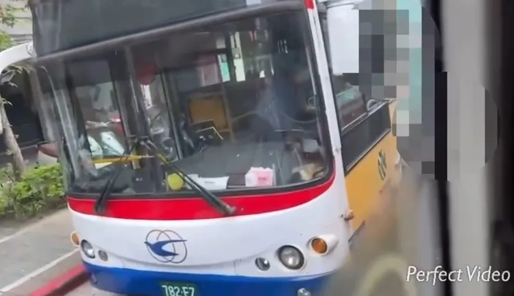 印男先對女乘客丟擲寶特瓶，又痛毆公車司機。翻攝畫面