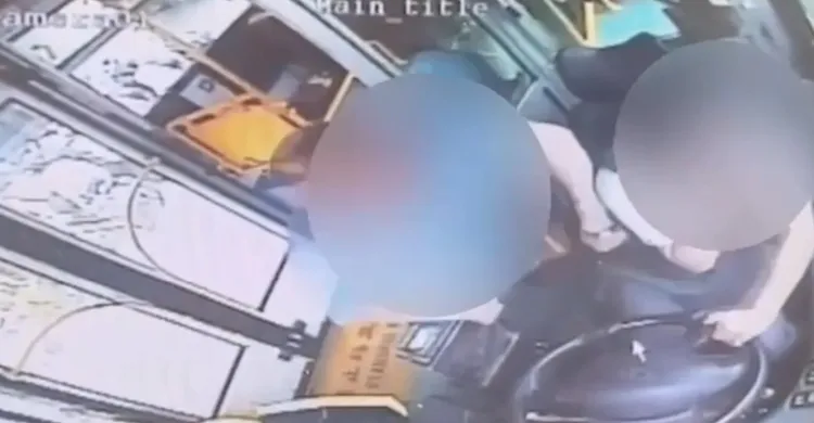 印男出拳痛毆公車司機。翻攝畫面