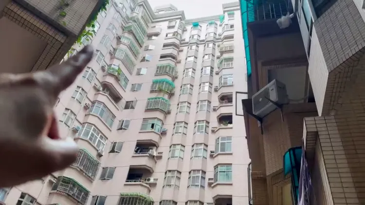 住戶說，昨天中午傳出巨響，連在14樓都聽得到。王志弘攝