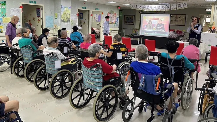 板橋分局智老人照顧中心進行宣導。板橋警分局提供