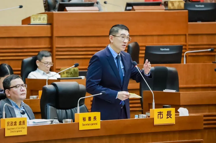 市長謝國樑指出，現已規畫在7個行政區開辦室內兒童樂園。翻攝照片