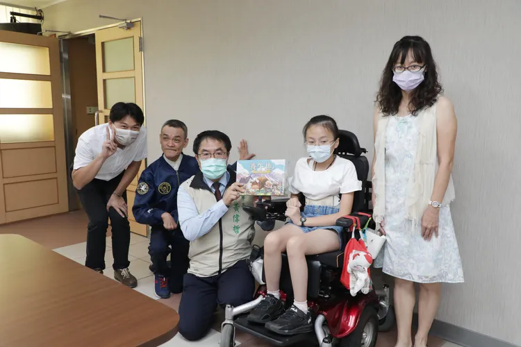 黃偉哲市長與總統教育獎得主相見，表彰其克服障礙、突破自我界限，在課業和技藝展現的傑出表現。市府提供