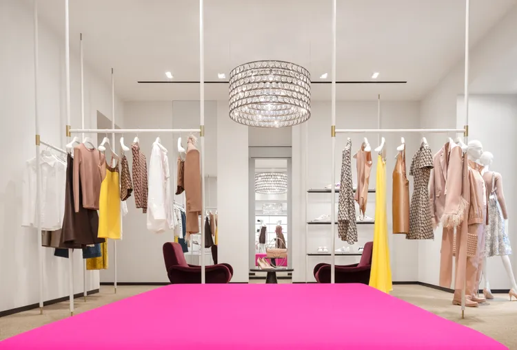 VALENTINO微風廣場專賣店中備有全線男女裝系列產品。品牌提供