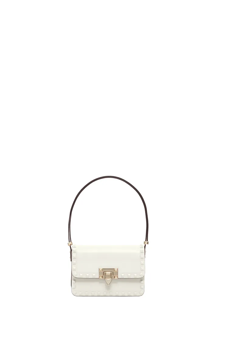 Valentino Garavani Rockstud23系列小型白色肩背包，8萬5500元。品牌提供