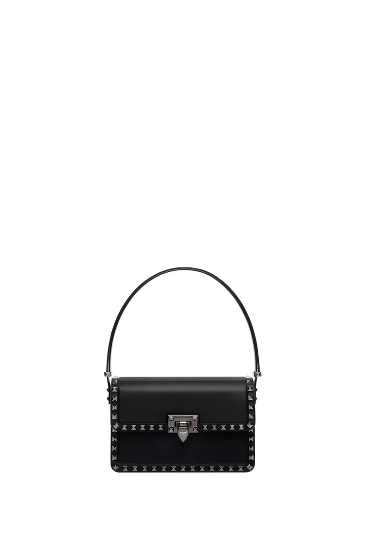 Valentino Garavani Rockstud23系列中型黑色肩背包，9萬5500元。品牌提供