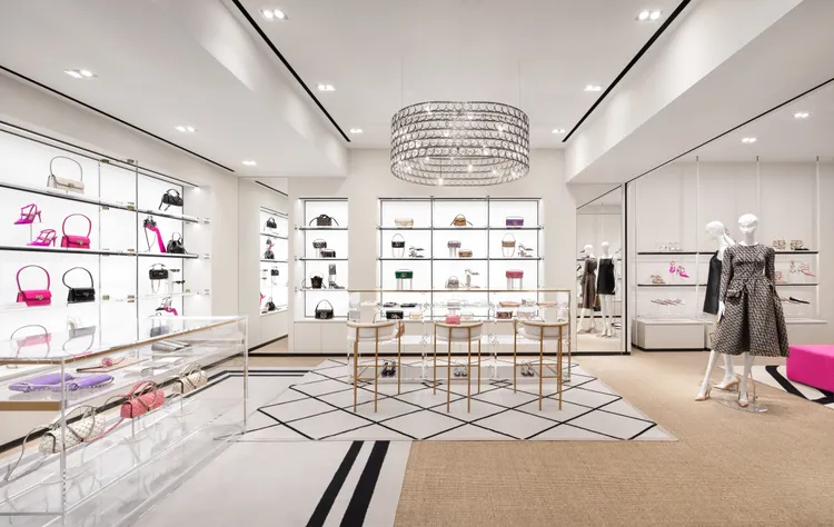 VALENTINO微風廣場專賣店是台灣首家引用品牌全新內裝概念的門店。品牌提供