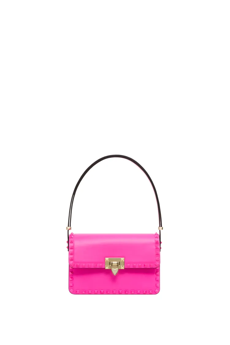 Valentino Garavani Rockstud23系列中型粉色肩背包，9萬5500元。品牌提供