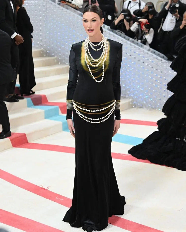 Karlie Kloss選穿LOEWE黑色貼身禮服，禮服設計靈感來自卡爾拉格斐在1983年所設計的香奈兒連身裙。翻攝metgalaofficial IG
