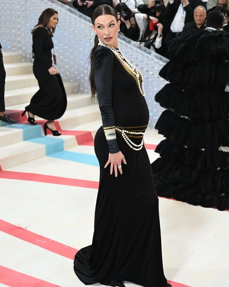 Karlie Kloss表示上次懷孕是疫情期間，她都穿著棉褲，此次挺著孕肚走紅毯，她不太知道該怎麼展示她的肚子。翻攝metgalaofficial IG