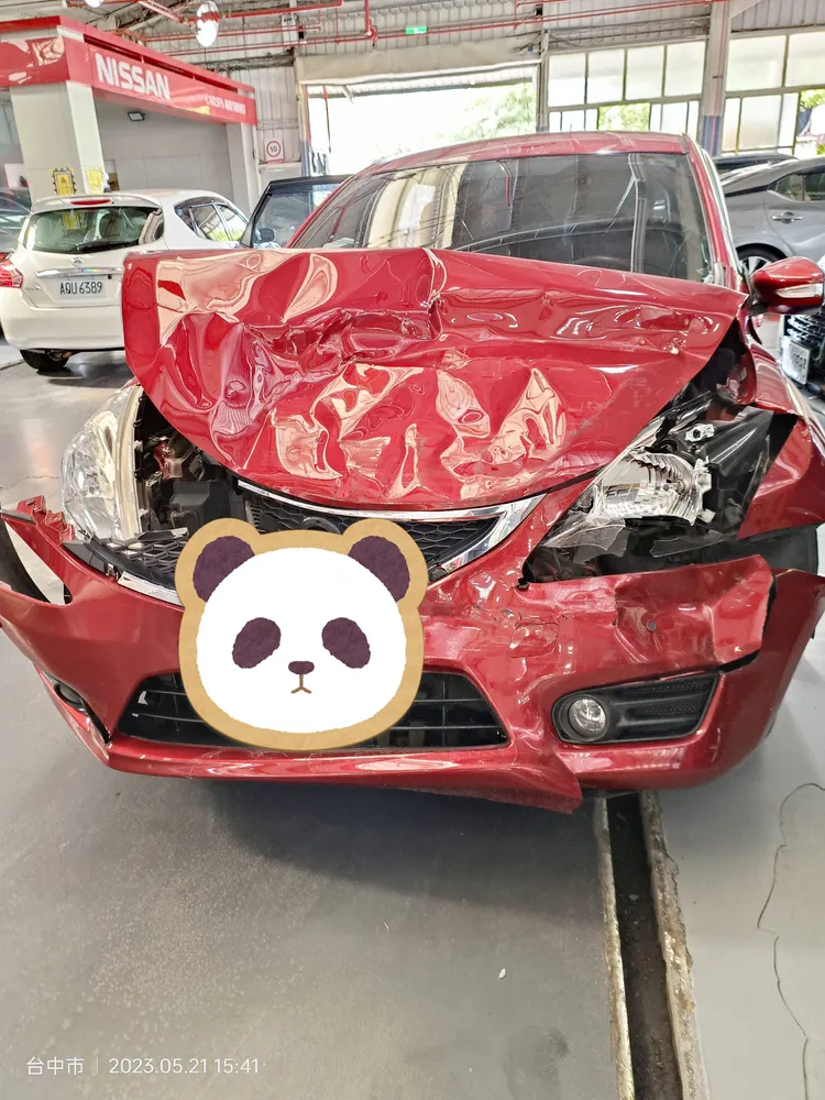 小轎車全毀。翻攝自臉書「爆廢公社」