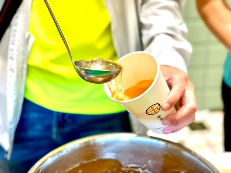 「好物冰果室」精選農村水果製成的冰品、甜品，像是有限責任愛玉運銷合作社提供的手洗愛玉凍飲等。曾仲葳攝