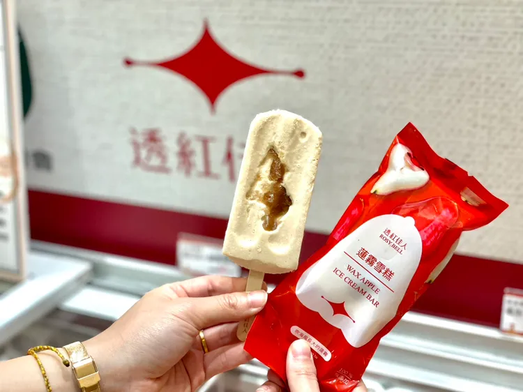 佳冬鄉農會推出吹海風長大的蓮霧製成的蓮霧雪糕，每一支都能吃到大塊果肉。曾仲葳攝