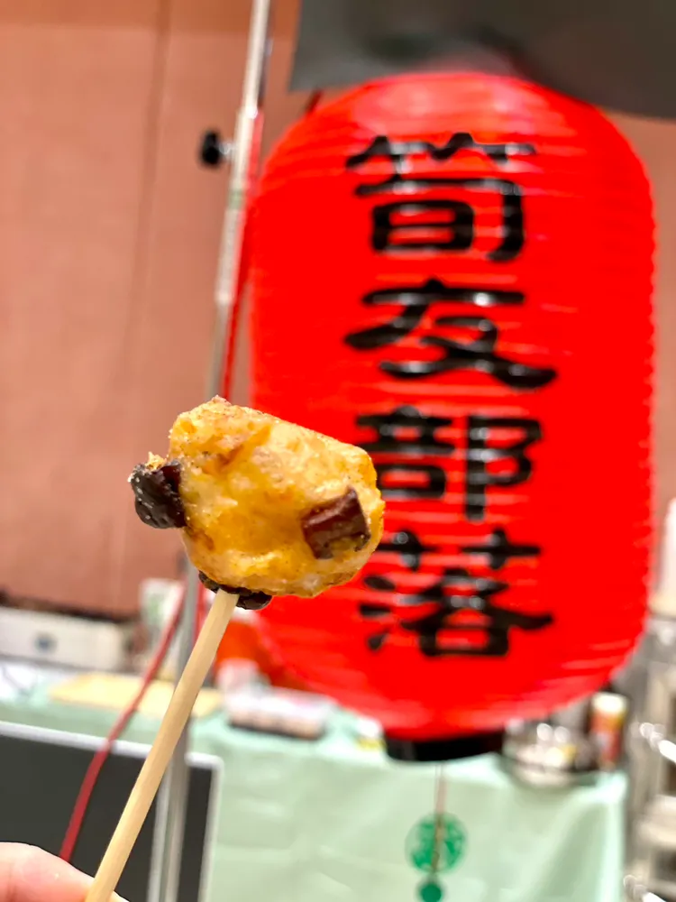 筍友部落炸竹球以花枝將結合筍丁與香菇，現炸竹球鮮甜海味帶有筍甜與菇香，非常唰嘴。曾仲葳攝