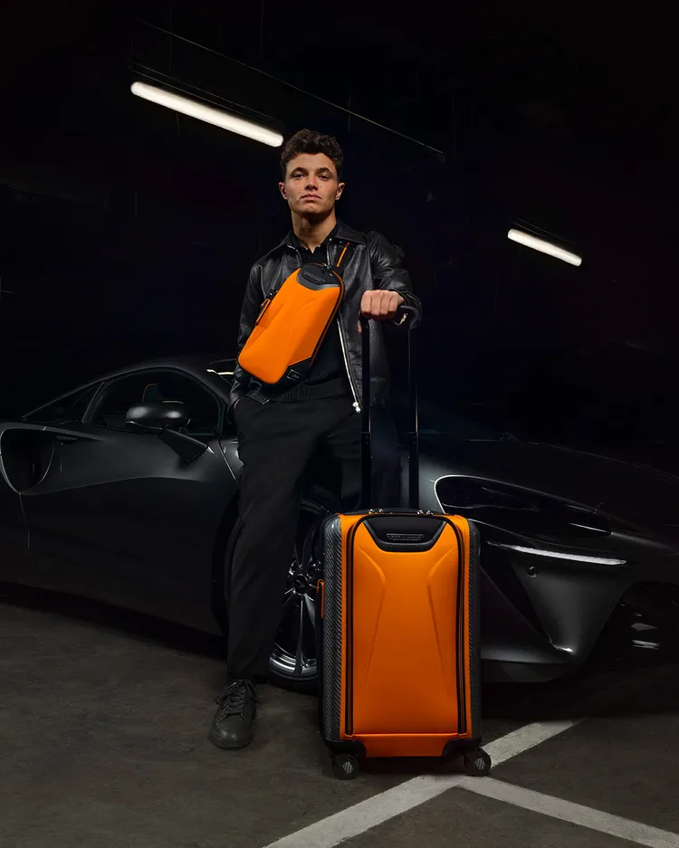 超跑製造商McLaren旗下F1車隊知名車手Lando Norris，演繹TUMI與其聯名的最新60周年紀念系列新作。品牌提供