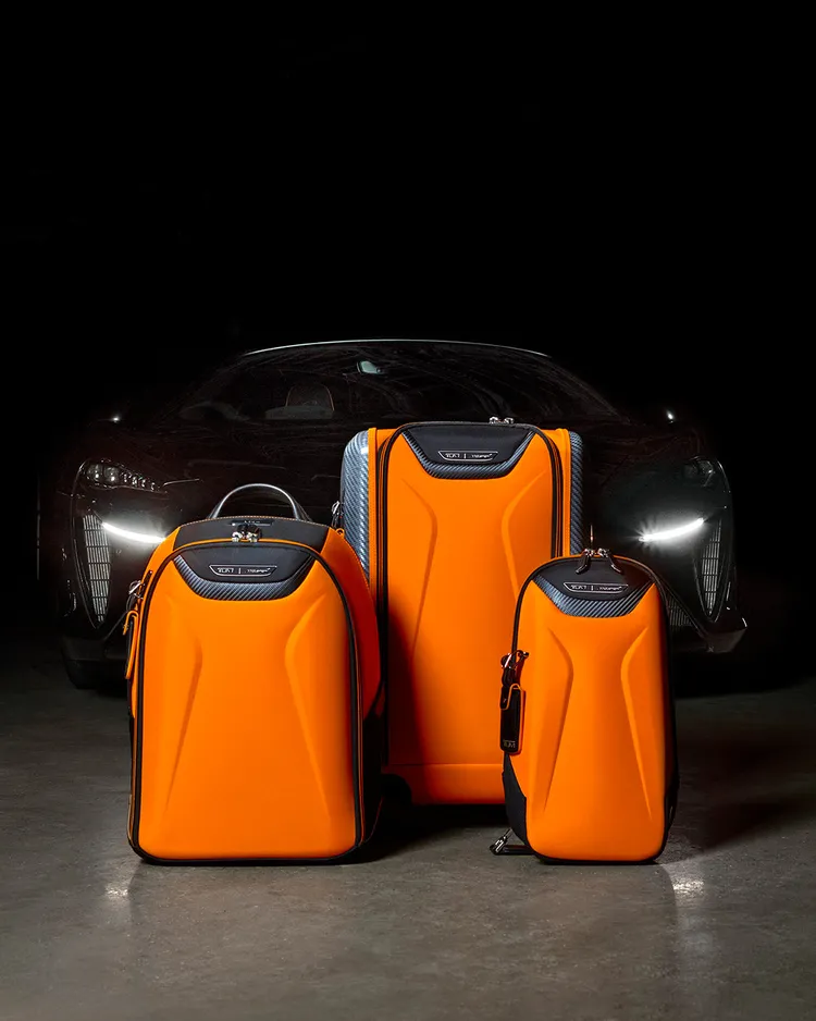 TUMI | McLaren 60周年紀念系列箱包，大膽引用McLaren標誌性的木瓜橘為主調。品牌提供