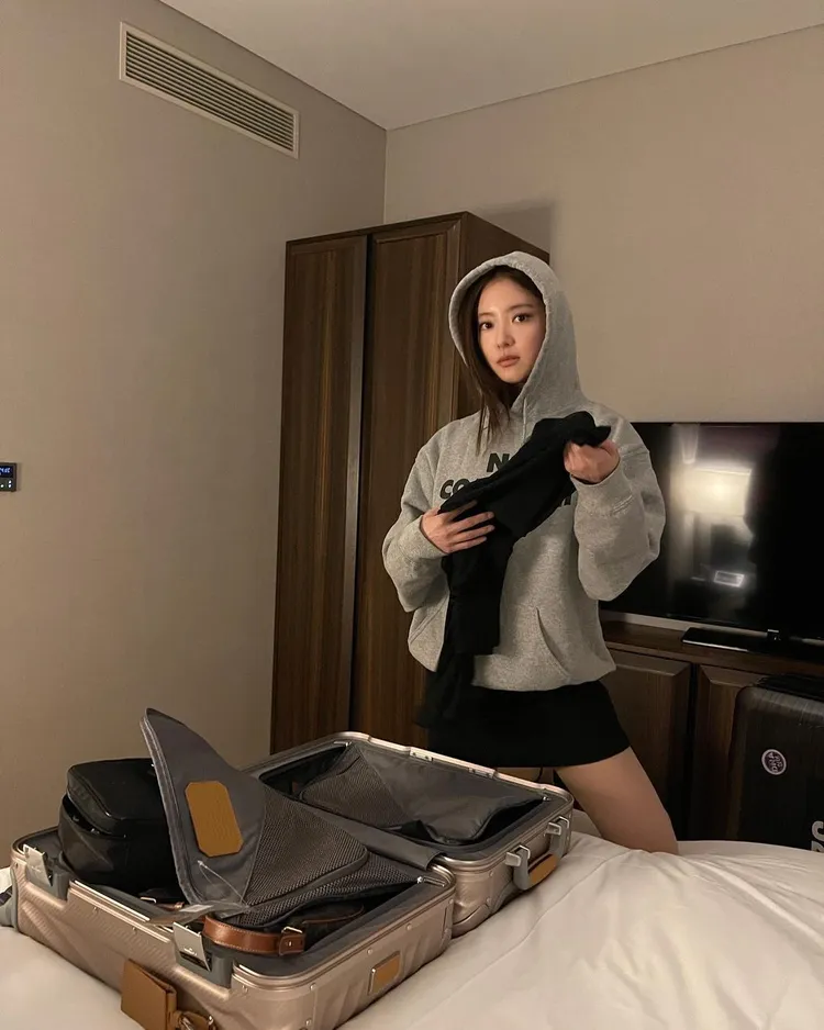 私下打扮走率性路線的李世榮，曾多次在鏡頭前展示過的19 Degree美國旅行箱包品牌TUMI旅行箱，和她的形象也格外相符。翻攝seyoung_10 IG