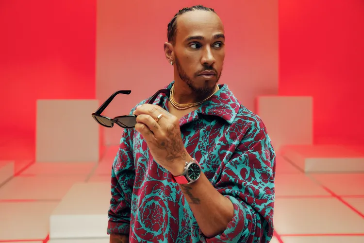 IWC為迎接第2屆邁阿密大獎賽，品牌與由其擔任官方工程夥伴的Mercedes-AMG馬石油F1車隊，推出引入「邁阿密粉」的特殊錶款，並請來隊內當家車手漢米爾頓搶先演繹。品牌提供