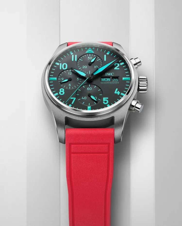 IWC飛行員計時腕錶41 Mercedes-AMG馬石油F1車隊特別版，在維繫前版性能配置之餘，也在錶盤上引入車隊標誌性馬石油綠色細節。品牌提供