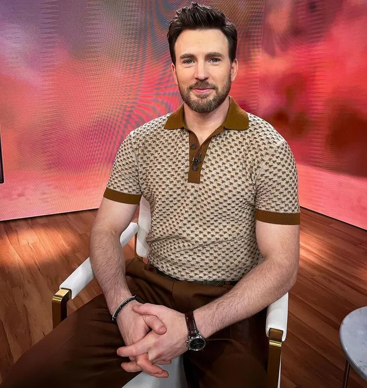 針織衫是克里斯伊凡最為鍾情的單品，不僅可輕鬆遊走在正式和休閒之間，亦能凸顯出他滿是肌肉的結實身形。翻攝ilariaurbinati IG