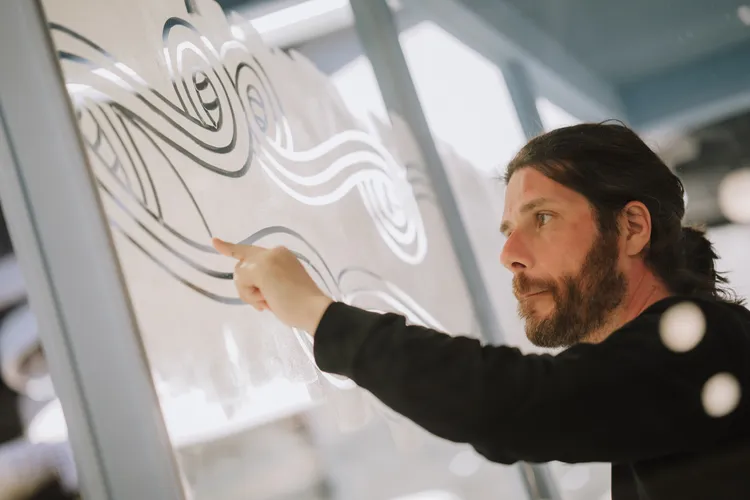 法國當代街頭藝術家喬丹．薩格（Jordane Saget）應邀前往7OCEANS品牌旗鑑店進行櫥窗創作。業者提供