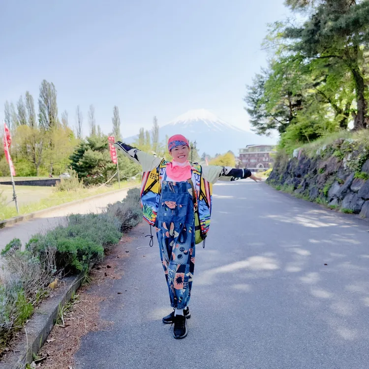 狄鶯以富士山為背景頻頻變換姿勢。翻攝狄鶯臉書