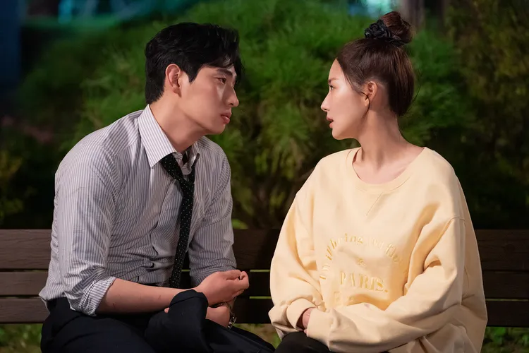尹博（左）在《氣象廳的人們：社內戀愛殘酷史篇》飾演臨時悔婚的朴敏英舊愛。Netflix提供