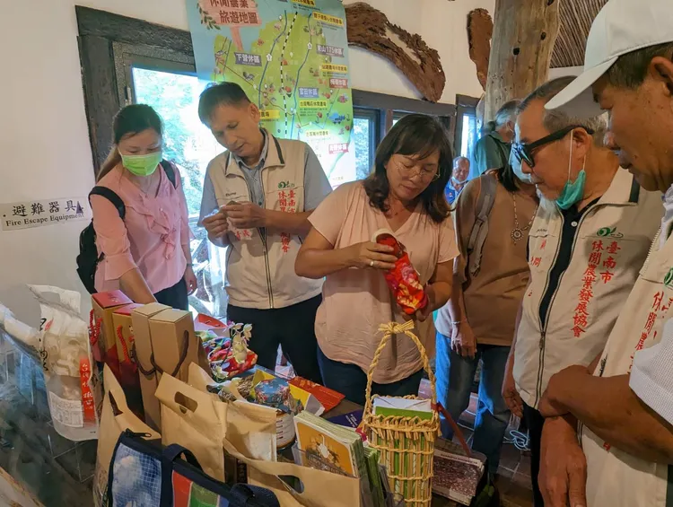 後壁無米樂正籌備休區，現場解說特色與產品。農業局提供