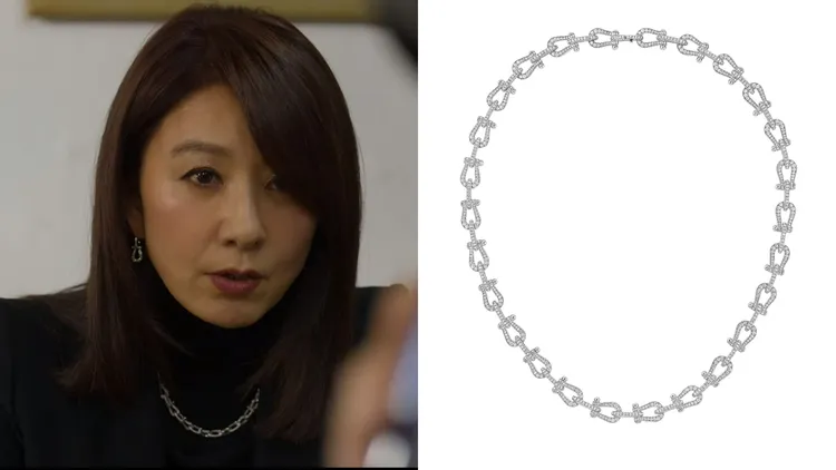 在第3集中，金喜愛（左，翻攝Netflix）於選擇加入反抗陣營時，佩戴了背後有著無畏寓意的法國珠寶品牌FRED作品；FRED Force 10高級珠寶系列Multibuckle 18K白金鑽石項鍊（右，品牌提供），183萬900元。