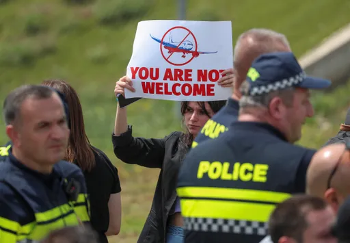 「你不受歡迎」!喬治亞與俄羅斯復航 民眾持烏克蘭國旗抗議