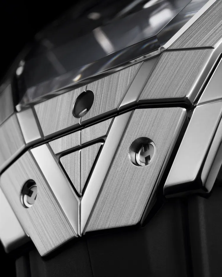 Spirit of Big Bang Sang Bleu計時碼錶精細展現經過拋光、緞面、鐫刻、鑿刻、倒角和刻面的處理手法。品牌提供