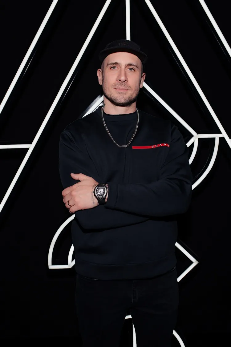 刺青藝術家Maxime Plescia-Buchi佩戴他所設計的HUBLOT Spirit of Big Bang Sang Bleu計時碼錶鈦金款。 品牌提供