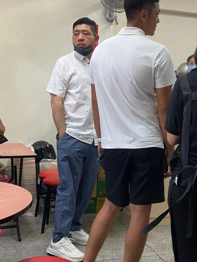 Nono(左)、姚元浩排隊買便當。張芝瑜攝