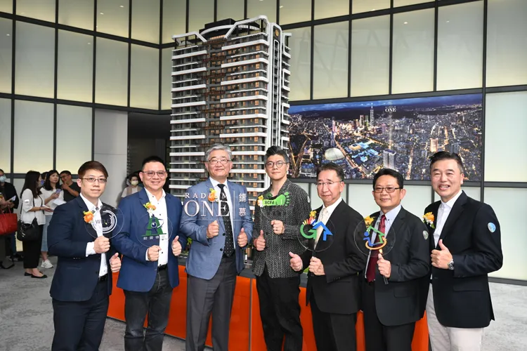 日勝⽣總經理劉垚凱(左三)與鑄慕建築團隊合影，包括易境永續設計執行長何宗翰(左一)、 陳廷杰建築師(左二)、何理互動共同創辦人葉彥伯(右四)、日商國⼟營造管理部長藤井雅弘(右三)。右二為日勝⽣集團集順生總經理李正文、右一為新聯陽實業機構副總經理闕山振。新聯陽提供